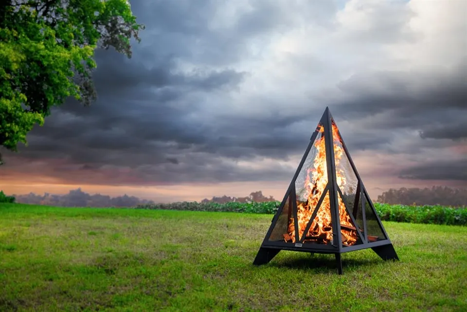 Відкритий камін піраміда