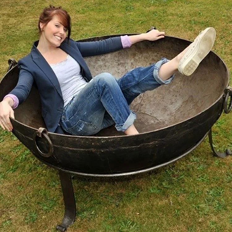 Сільська металева пожежна яма